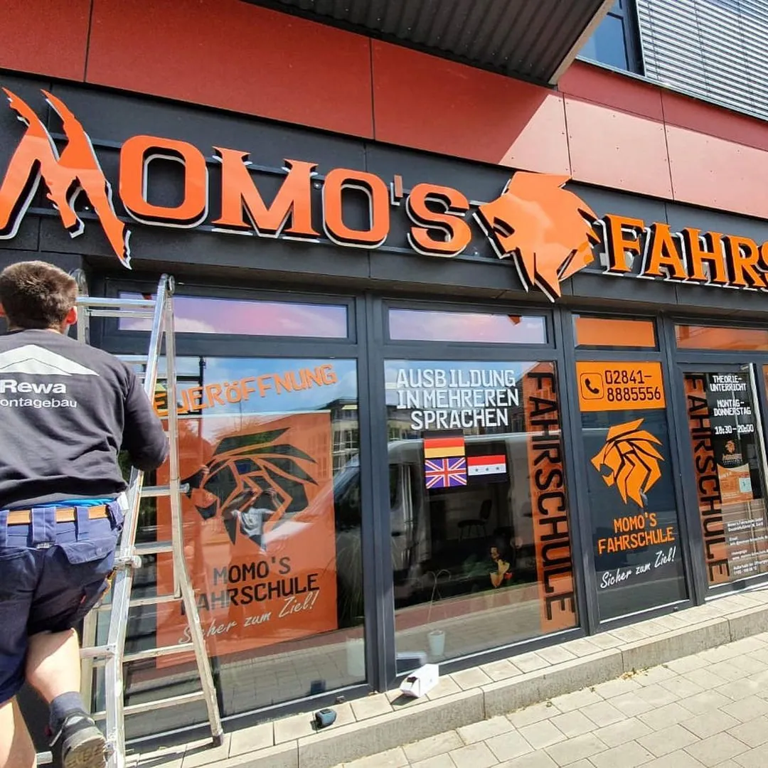 Storefront lettering for Momo's Fahrschule